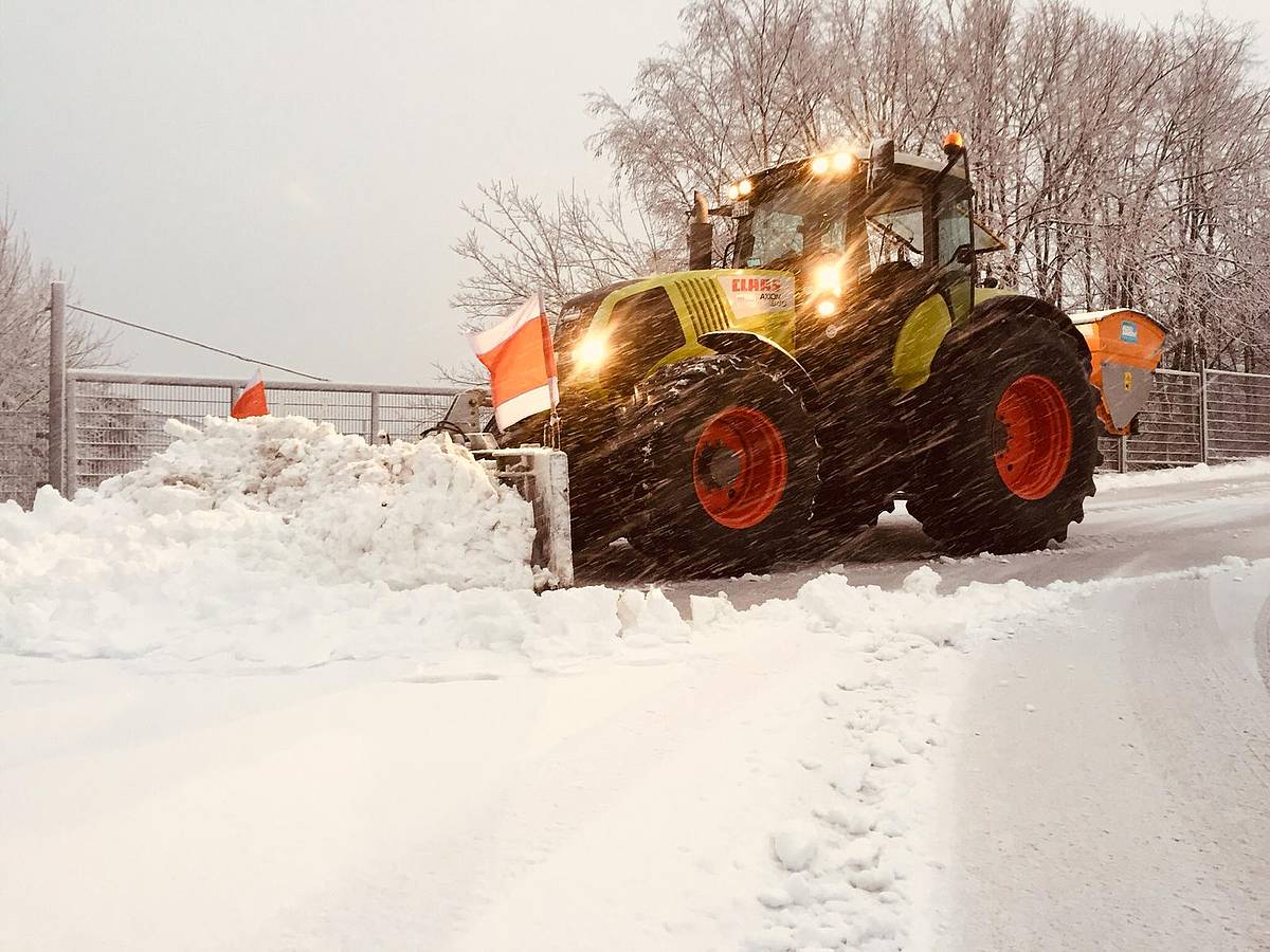 TraktorDumper - Ihr Partner für Winterdienst, Schneeräumen, Parktplatzreinigung und Rasen mähen
