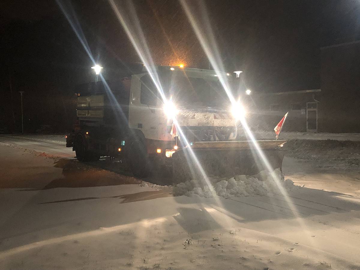 TraktorDumper - Ihr Partner für Winterdienst, Schneeräumen, Parktplatzreinigung und Rasen mähen