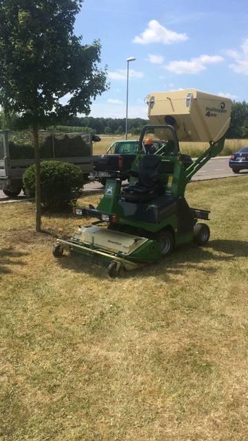 Grünflächenpflege mit dem Traktor, Rasen mähen