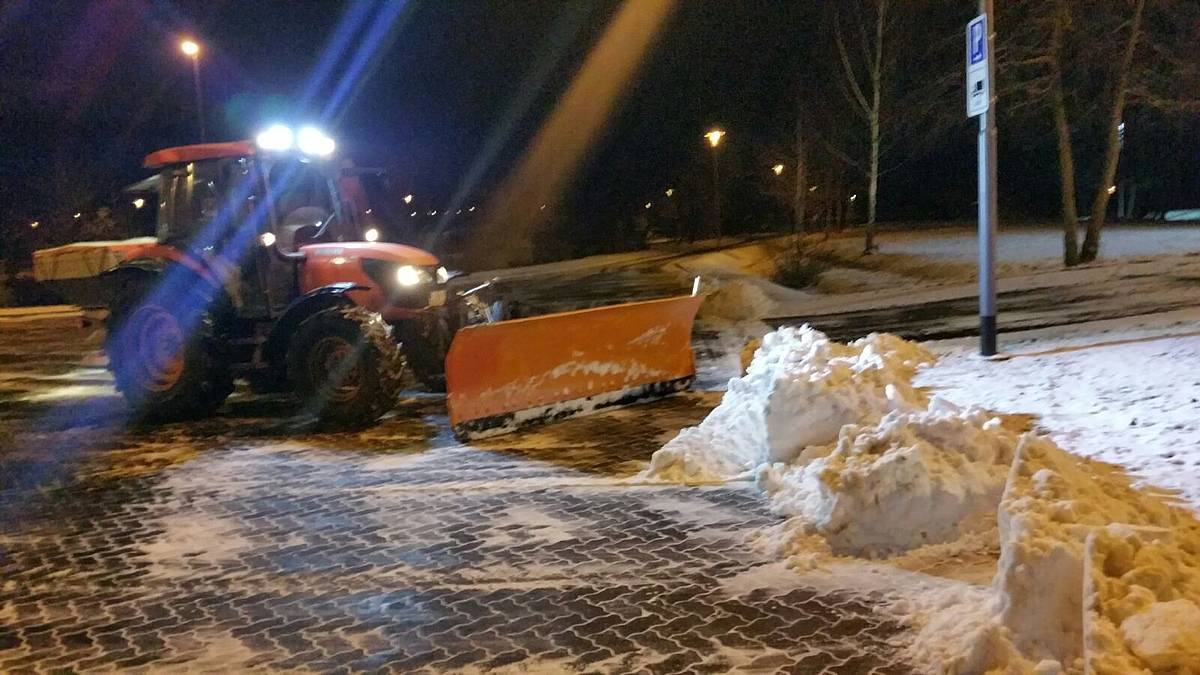 Winterdienst mit Traktoren, Schnee räumen in Leverkusen